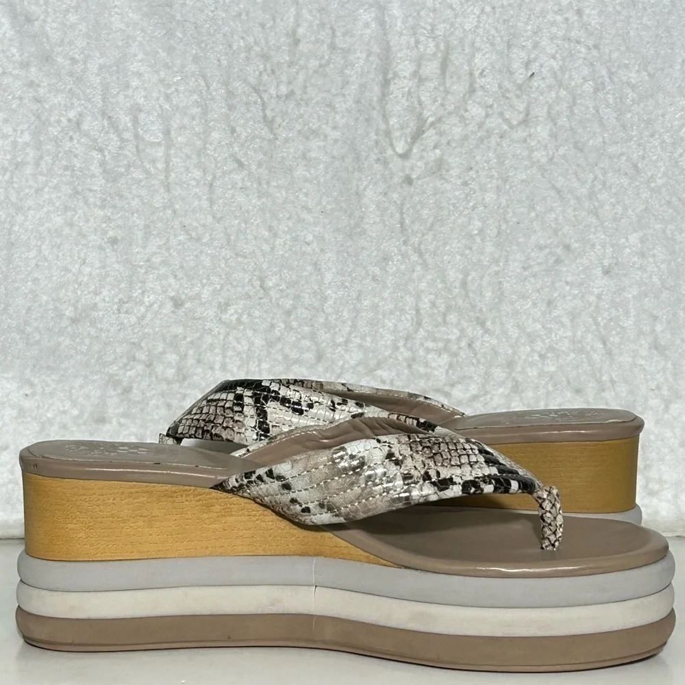 Vince Camuto Womens SnakePrint Platform Perseena Wedge Thong Sandals Shoes SZ 10
